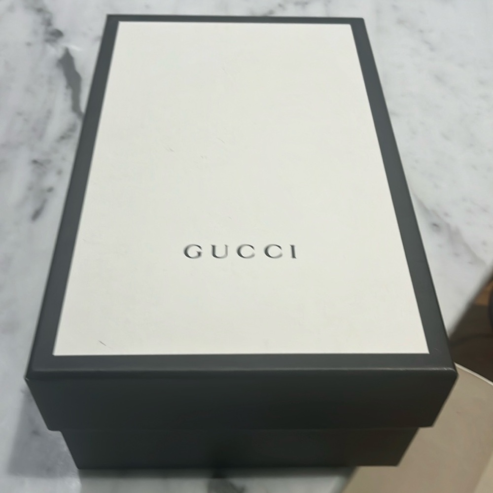 Gucci slingback , black , barely worn in excellent condition . Size 38
